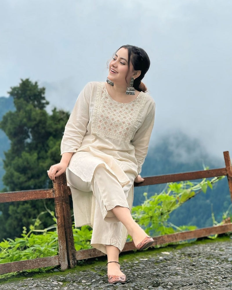 Women Casual Wear Embroidred Cotton White Kurta With Pant